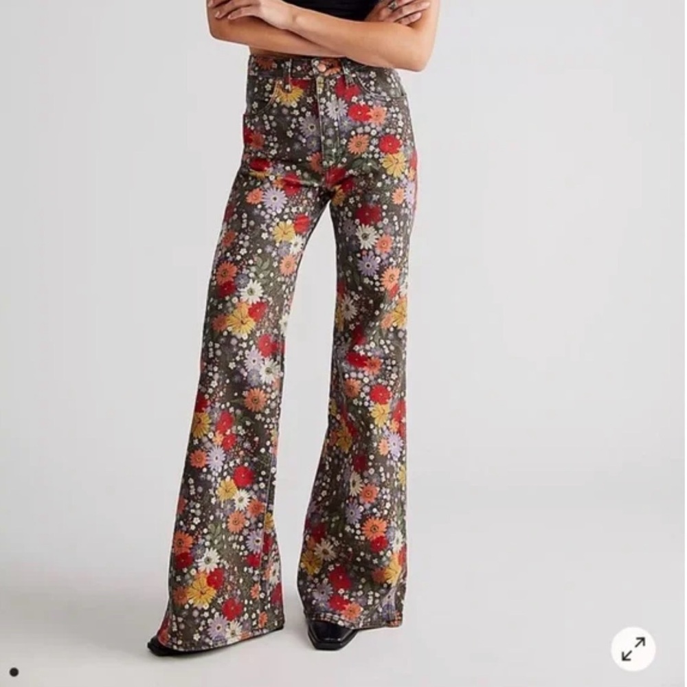 New with Tags! Wrangler Floral High Rise Flare Jeans Sz 25/32